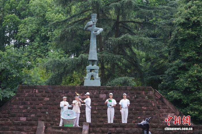 成都世运会火炬传递圆满收官 120棒火炬手穿越古