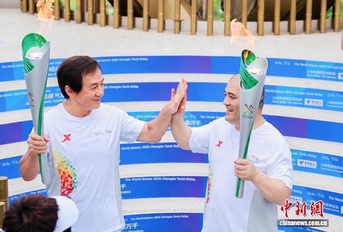 成都世运会火炬传递圆满收官 120棒火炬手穿越古