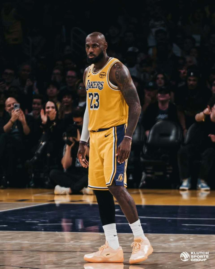 詹姆斯晒赛场照引热议 布朗尼亮相暗示父子同台