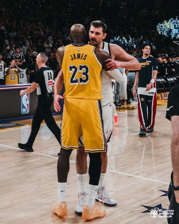 詹姆斯晒赛场照引热议 布朗尼亮相暗示父子同台