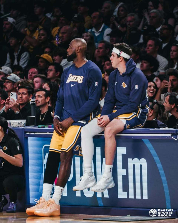 詹姆斯晒赛场照引热议 布朗尼亮相暗示父子同台