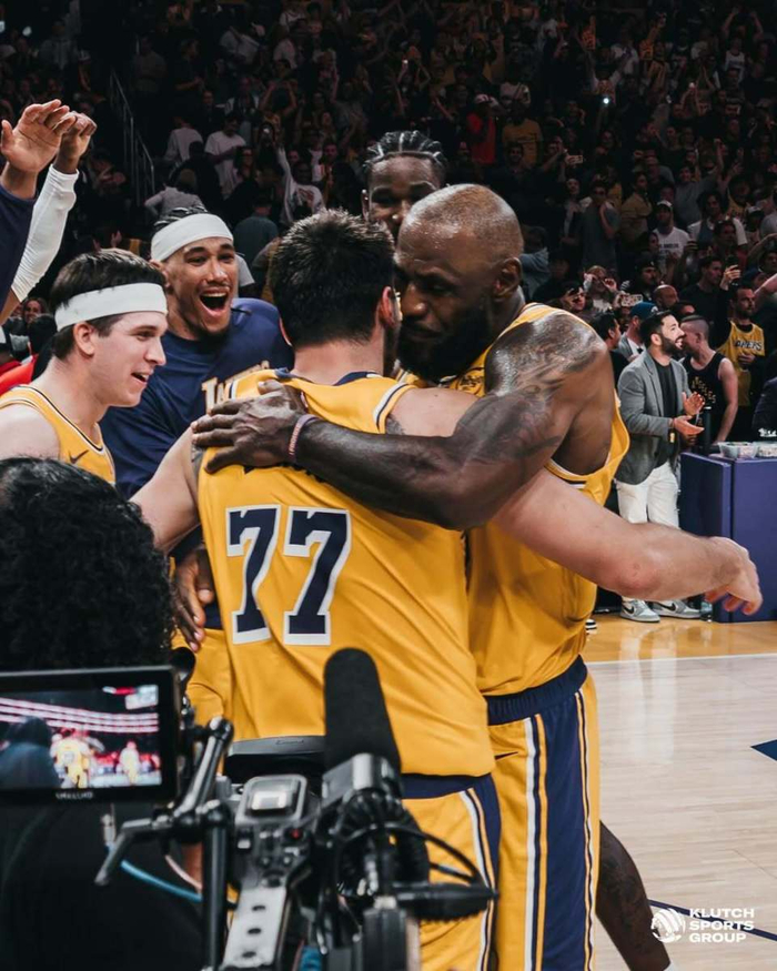 詹姆斯晒赛场照引热议 布朗尼亮相暗示父子同台