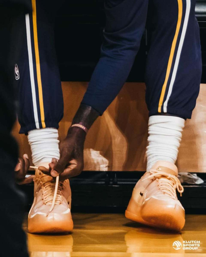 詹姆斯晒赛场照引热议 布朗尼亮相暗示父子同台
