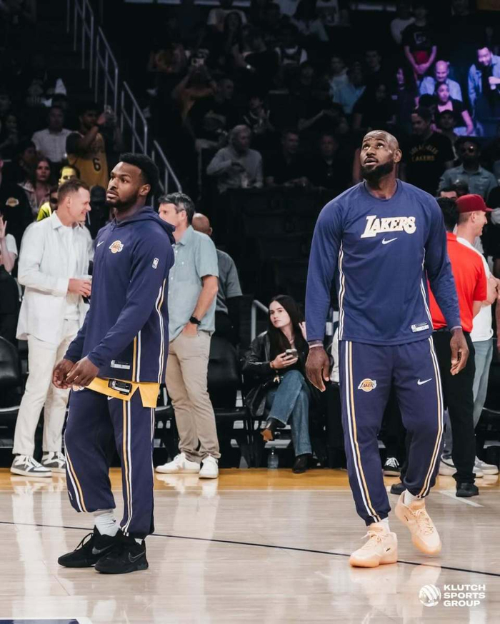 詹姆斯晒赛场照引热议 布朗尼亮相暗示父子同台