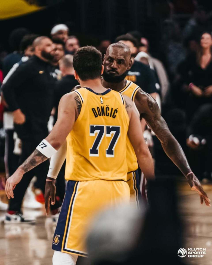 詹姆斯晒赛场照引热议 布朗尼亮相暗示父子同台