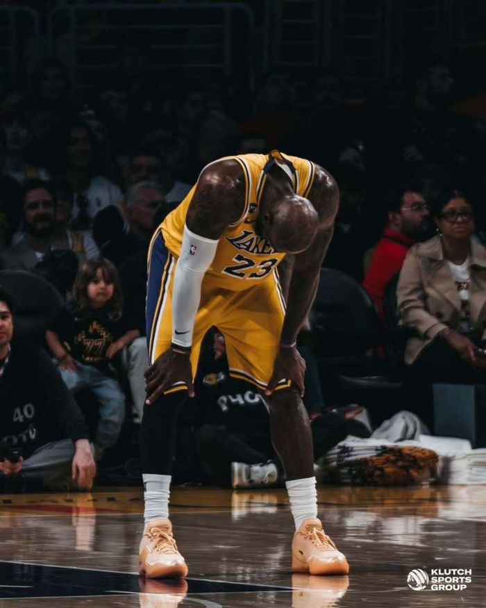 詹姆斯晒赛场照引热议 布朗尼亮相暗示父子同台