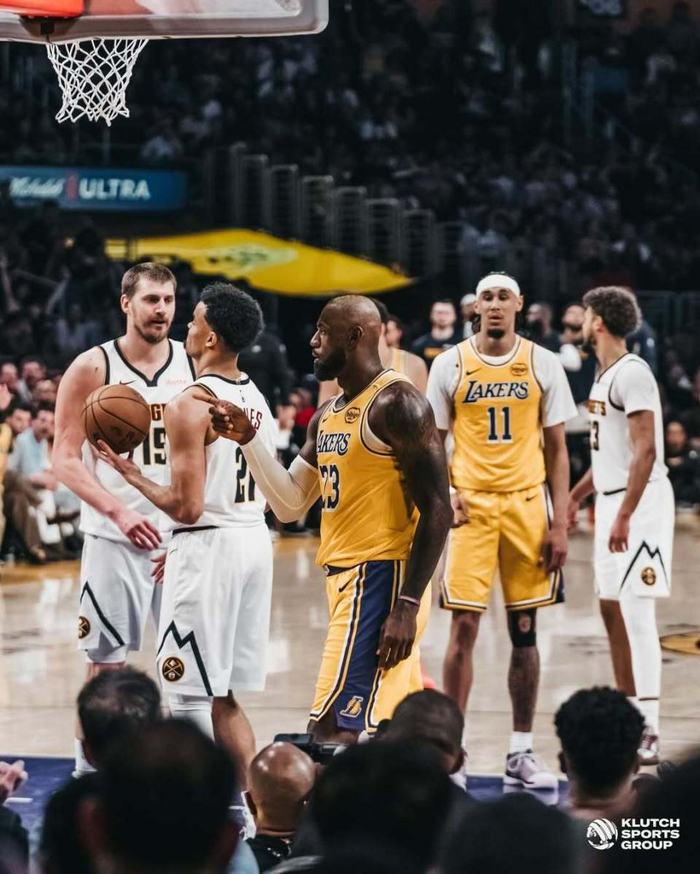 詹姆斯晒赛场照引热议 布朗尼亮相暗示父子同台