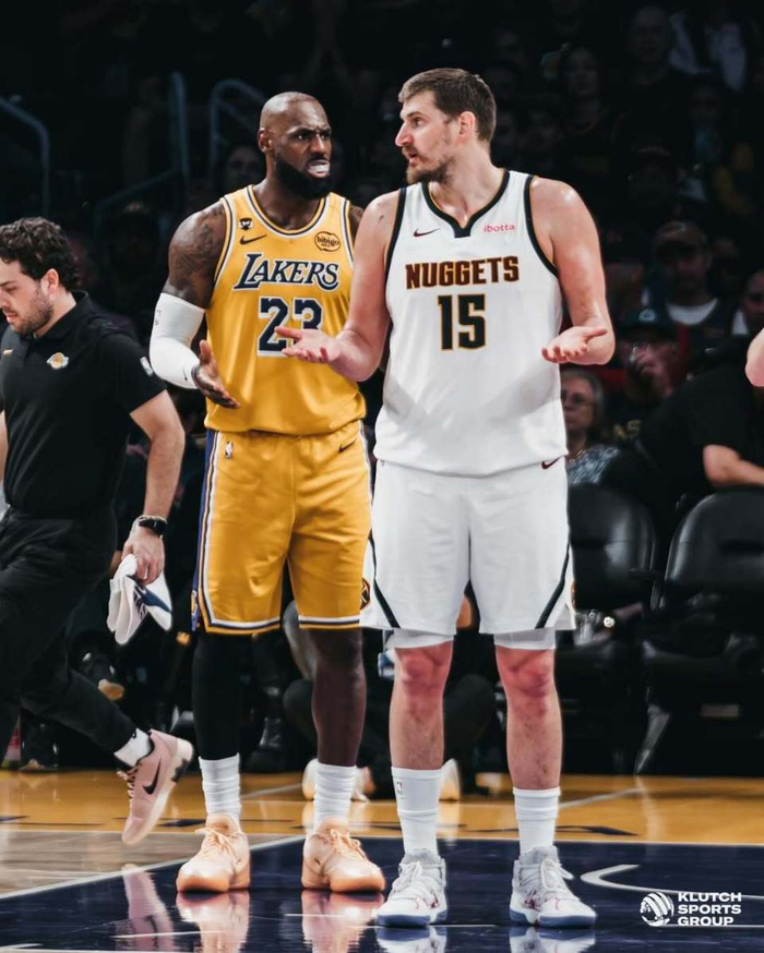 詹姆斯晒赛场照引热议 布朗尼亮相暗示父子同台