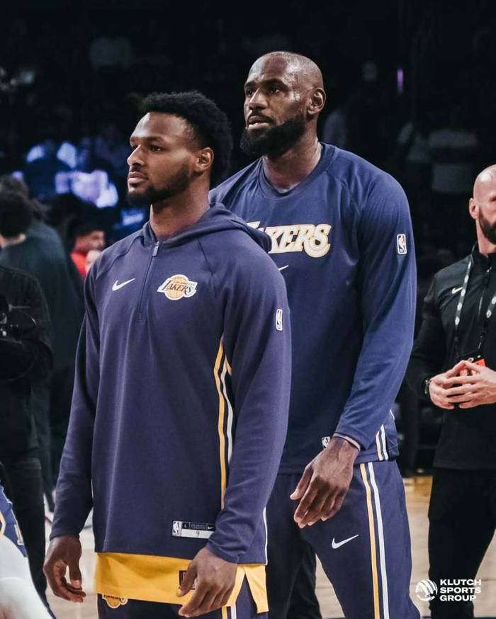 詹姆斯晒赛场照引热议 布朗尼亮相暗示父子同台