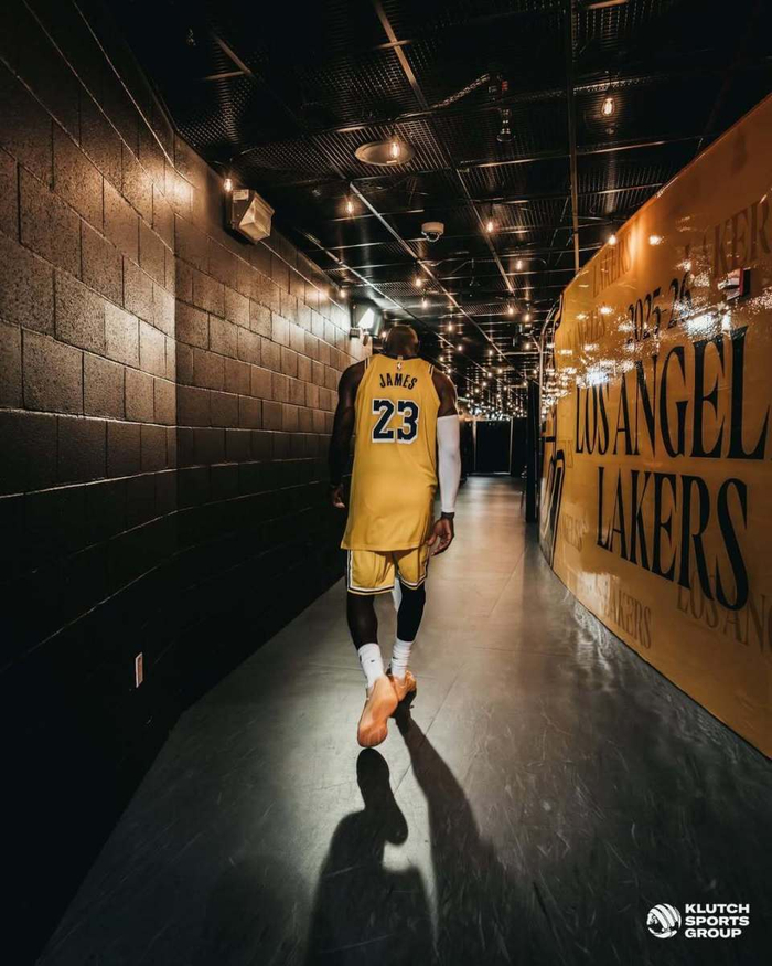 詹姆斯晒赛场照引热议 布朗尼亮相暗示父子同台