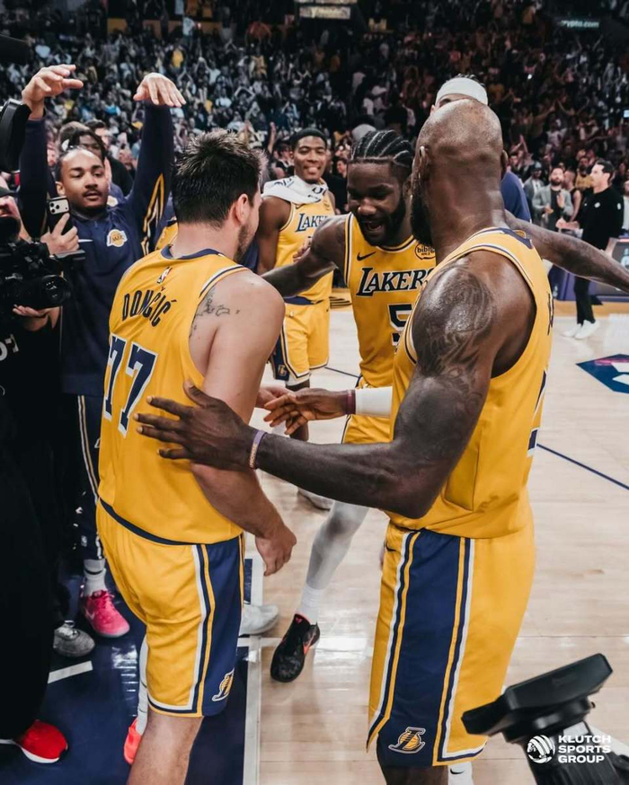 詹姆斯晒赛场照引热议 布朗尼亮相暗示父子同台