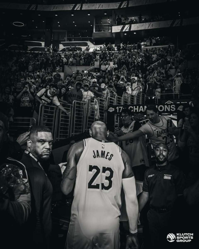 詹姆斯晒赛场照引热议 布朗尼亮相暗示父子同台