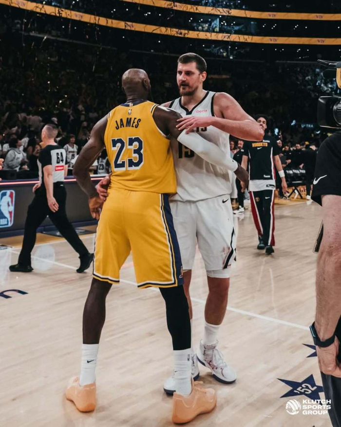 詹姆斯晒赛场照引热议 布朗尼亮相暗示父子同台